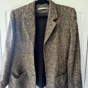 Italian blazer size M great condition. Barely worn.